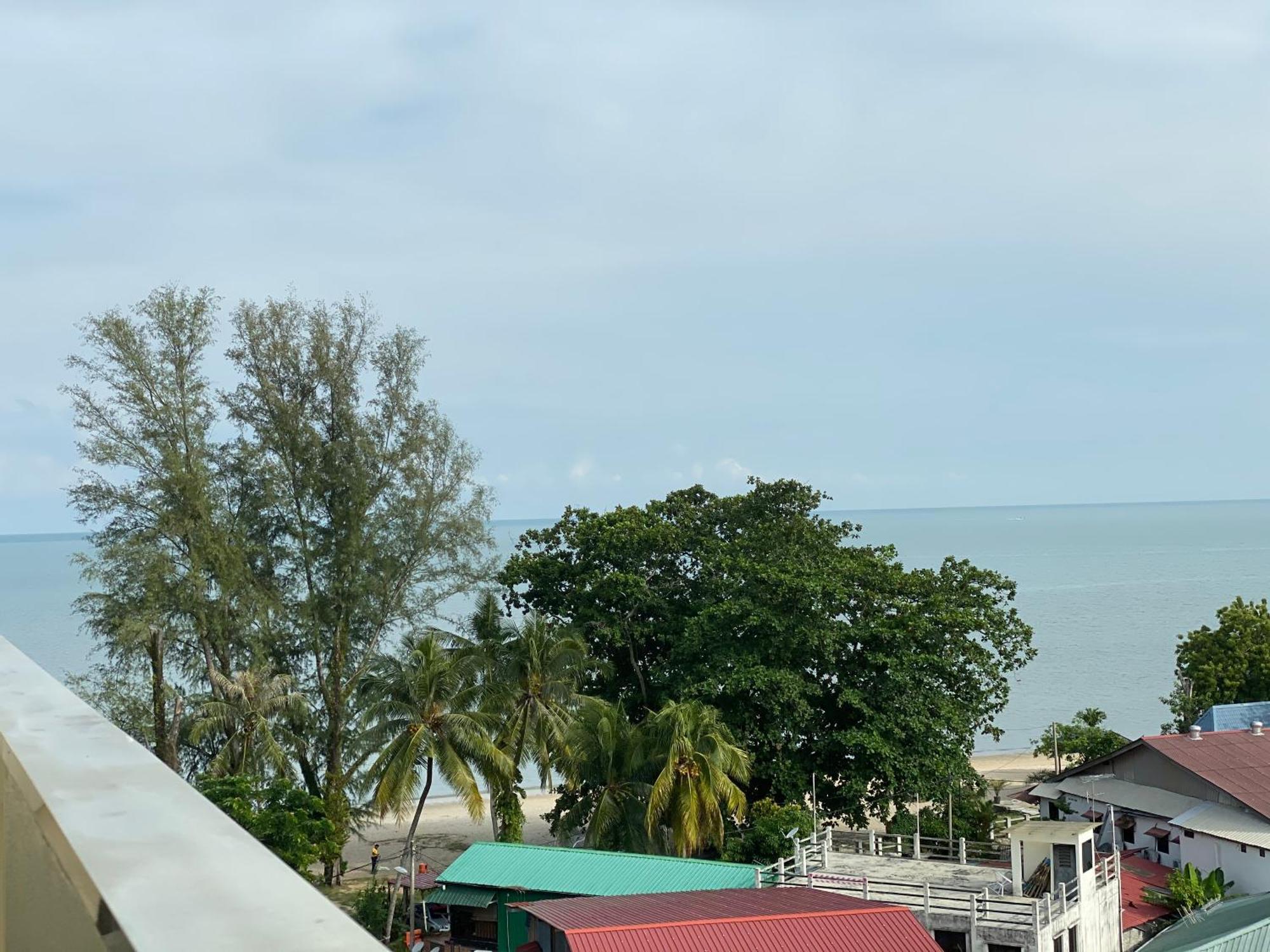 By The Sea @ Cozy Beachfront Home Batu Ferringhi Extérieur photo